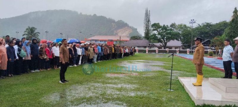 Bupati Tapanuli Tengah Masinton Pasaribu melantik PPPK Paruh Waktu pada apel pelantikan di Lapangan GOR Pandan