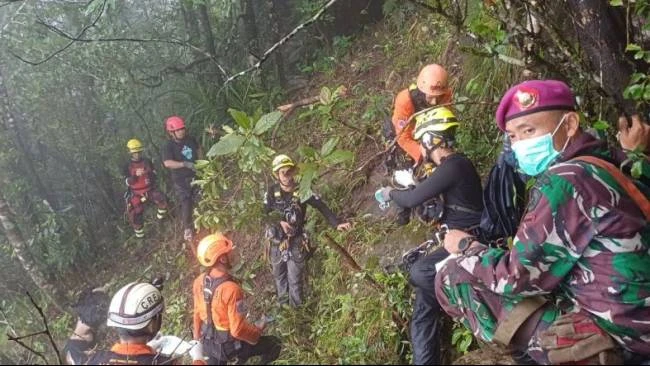 Tim Gabung Evakuasi Pesawat ATR42-500 (sumber: Kompas.TV)