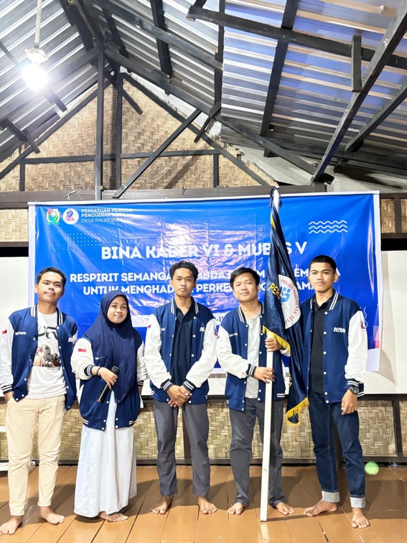 Agung Izzulhaq dan Ahliq (Yang memegang Pataka)
