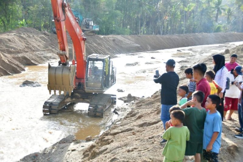 Masinton Pasaribu Turun Ke Lokasi Normalisasi Sungai (Sumber: RRI)