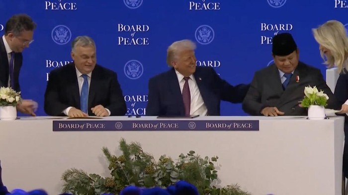 Trump dan Prabowo dalam Proses Penandatanganan Piagam Dewan Perdamaian (sumber: Detik.com)