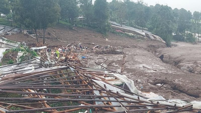 Rumah Warga Terkena Longsor (Sumber: CNBC.com)