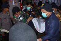 Proses Evakuasi Korban ATR 42-500 (Sumber: Detik.com)