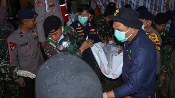Proses Evakuasi Korban ATR 42-500 (Sumber: Detik.com)