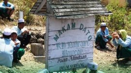Makam Puang Alinduang di Palipi Soreang (Sumber: Arsip Ponpes Salafiyah saat melakukan kunjungan ziarah)