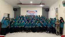 Rahmawati Wardin (ketua TP PKK Desa Palipi Soreang) Bersama para pengurusnya