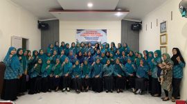 Rahmawati Wardin (ketua TP PKK Desa Palipi Soreang) Bersama para pengurusnya