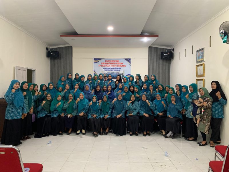 Rahmawati Wardin (ketua TP PKK Desa Palipi Soreang) Bersama para pengurusnya