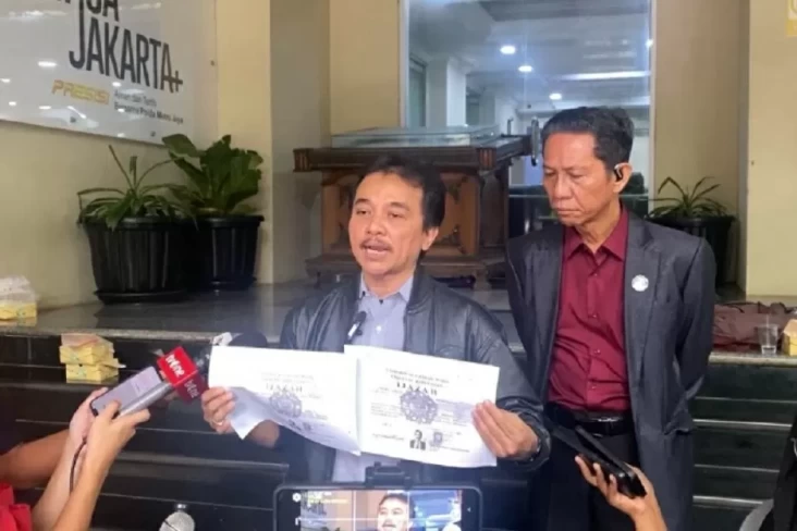 Roy Suryo Ungkap Perbedaa Ijazah Jokowi (Sumber: NasionalSindo.com)