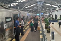Penjualan Tiket Kereta Api Melonjak (Sumber: Merdeka. Com).