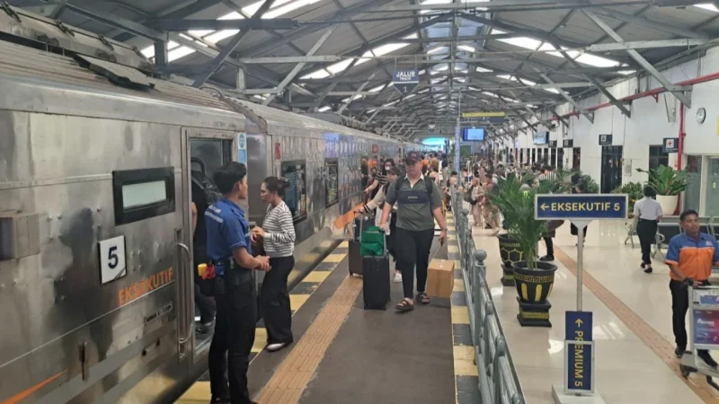 Penjualan Tiket Kereta Api Melonjak (Sumber: Merdeka. Com).