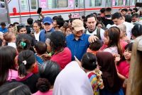 Prabowo subianto saat kunjungan mendadak ke permukiman padat di sekitar bantaran rel senen (Sumber: Detik.com)