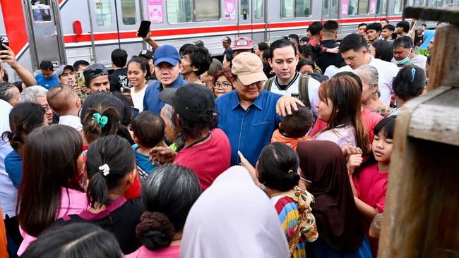 Prabowo subianto saat kunjungan mendadak ke permukiman padat di sekitar bantaran rel senen (Sumber: Detik.com)