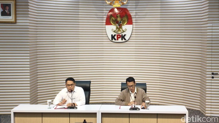 KPK MENETAPKAN TERSANGKA BUPATI CILACAP BERSAMA SEKDANYA (Sumber: Detik.com)