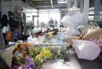 Simpati Mengalir di Stasiun Bekasi Timur Karangan Bunga untuk 16 Korban Tragedi KRL (Sumber: Rakyat Merdeka).