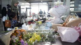 Simpati Mengalir di Stasiun Bekasi Timur Karangan Bunga untuk 16 Korban Tragedi KRL (Sumber: Rakyat Merdeka).