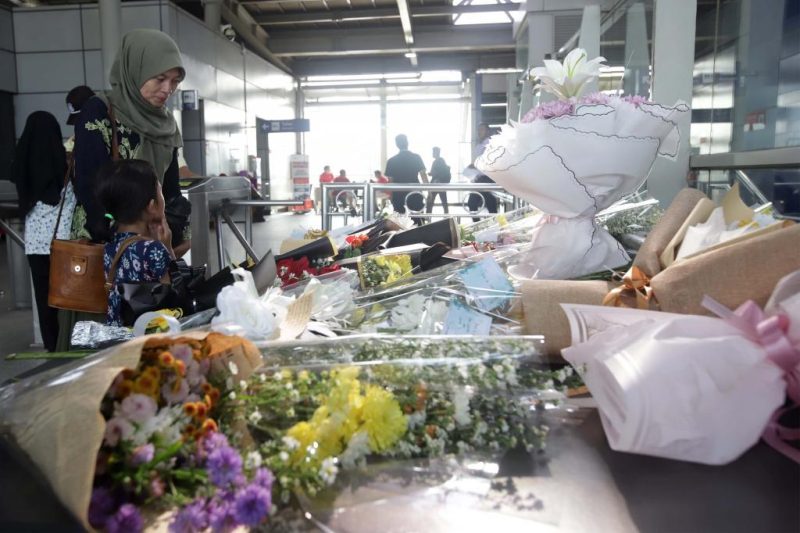 Simpati Mengalir di Stasiun Bekasi Timur Karangan Bunga untuk 16 Korban Tragedi KRL (Sumber: Rakyat Merdeka).
