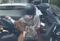 Viral Angkut Motor Pakai Motor, Wanita di Makassar Kena Tilang dan Minta Maaf (Sumber: Detik.com)