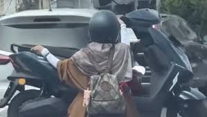 Viral Angkut Motor Pakai Motor, Wanita di Makassar Kena Tilang dan Minta Maaf (Sumber: Detik.com)