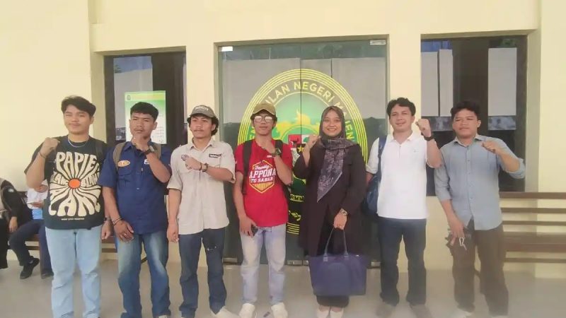 Tuntutan Pidana Pengawasan bagi Empat Mahasiswa Unsulbar dalam Kasus Pengrusakan Kantor DPRD Majene (Sumber: Tribunnews.com)