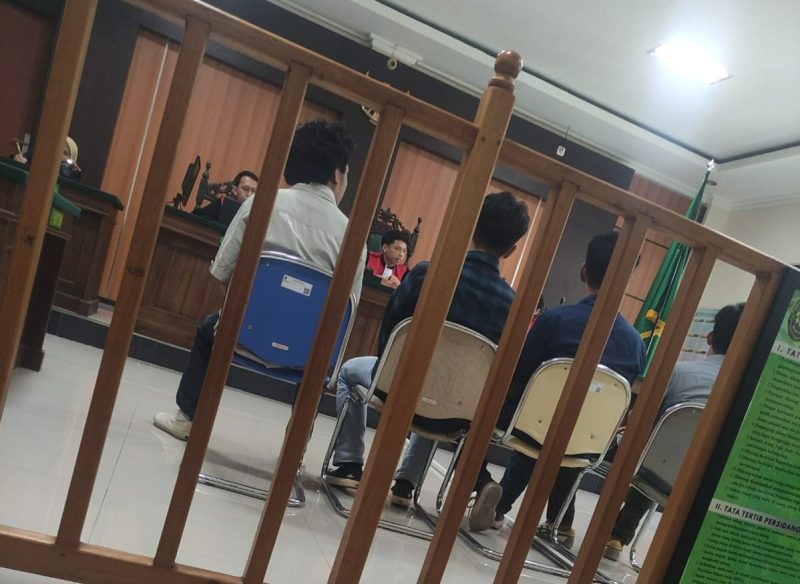 Empat Mahasiswa Unsulbar Dituntut 8 Bulan Pidana Pengawasan Kasus Pengrusakan Gedung DPRD Majene (Sumber: Masalembo. Id)