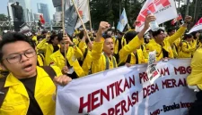 MAHASISWA UI DEMO USUNG 8 TUNTUTAN (Sumber: BBC)
