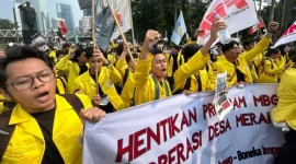 MAHASISWA UI DEMO USUNG 8 TUNTUTAN (Sumber: BBC)